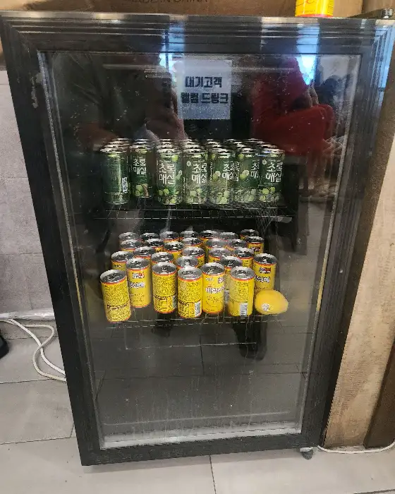 다양한 음료가 준비된 냉장고