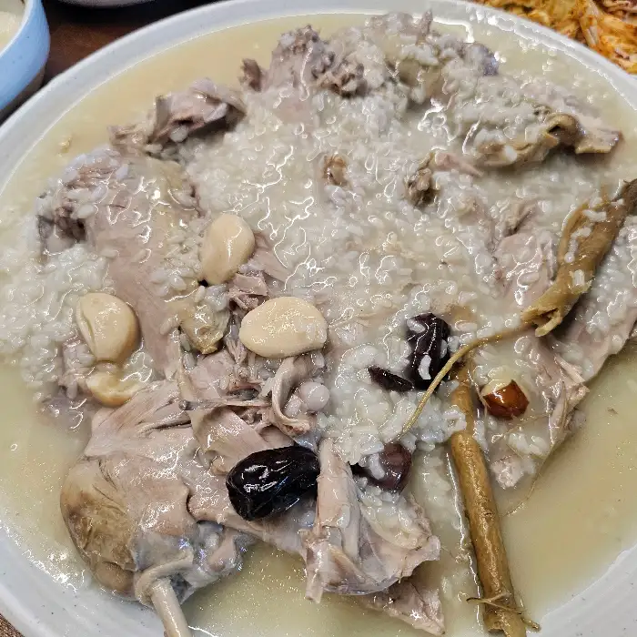 누룽지 닭백숙의 푸짐한 모습