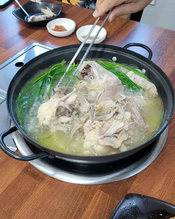 팔팔 끓고 있는 닭백숙