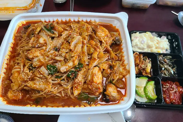 푸짐한 해물찜과 곁들임 반찬