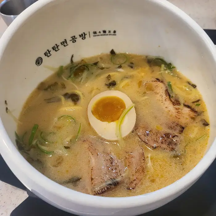 계란과 차슈가 얹어진 라면