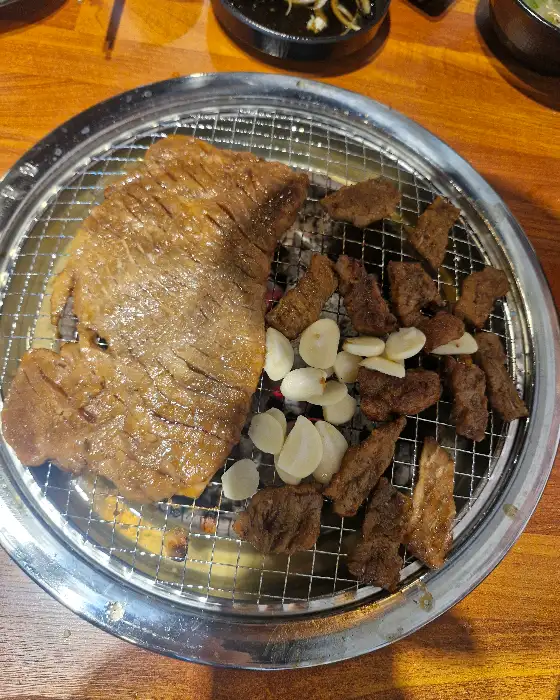 숯불 위에서 구워지는 갈비