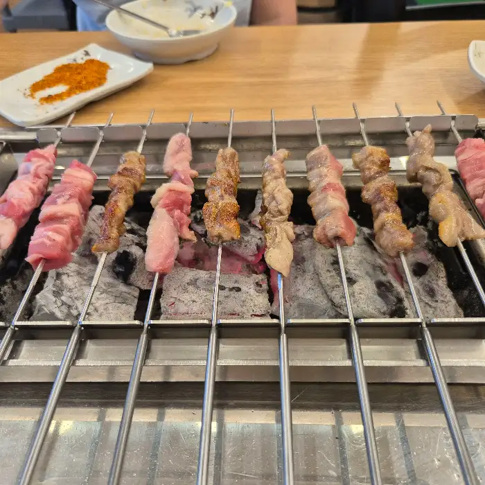 다양한 양꼬치 꼬치들