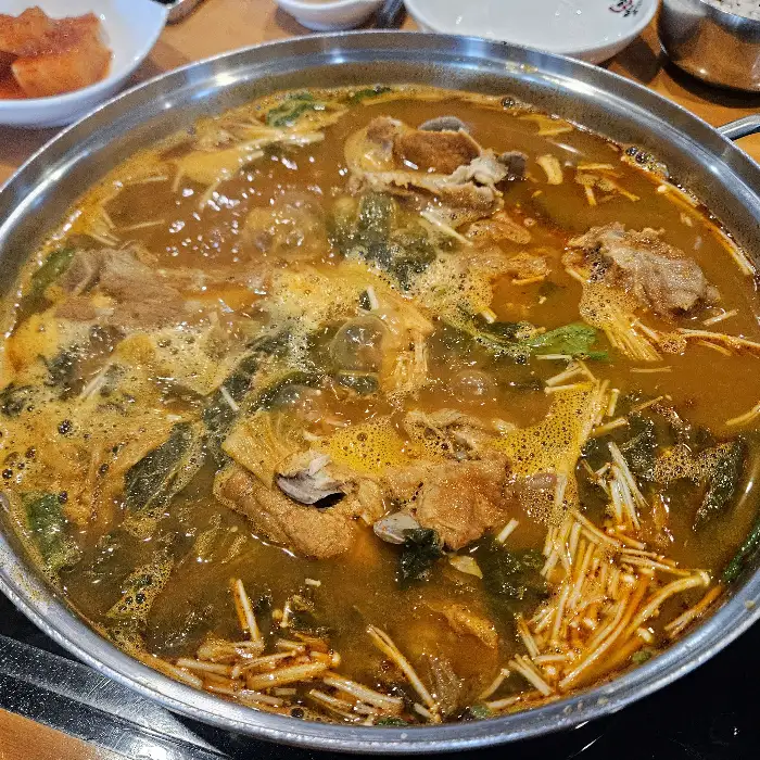 푸짐하게 담긴 뼈전골