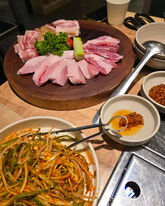 신선한 돼지고기 한 판
