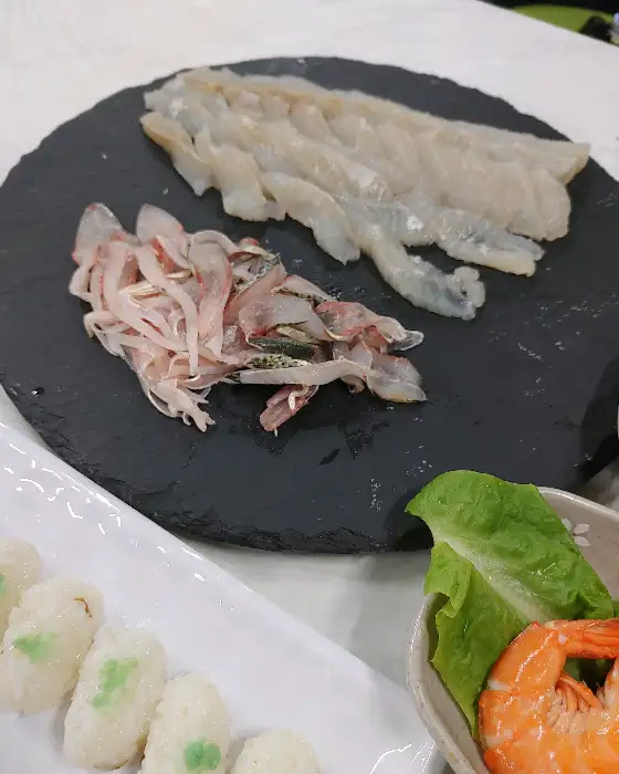 초밥용 밥 위에 올릴 회 한 점