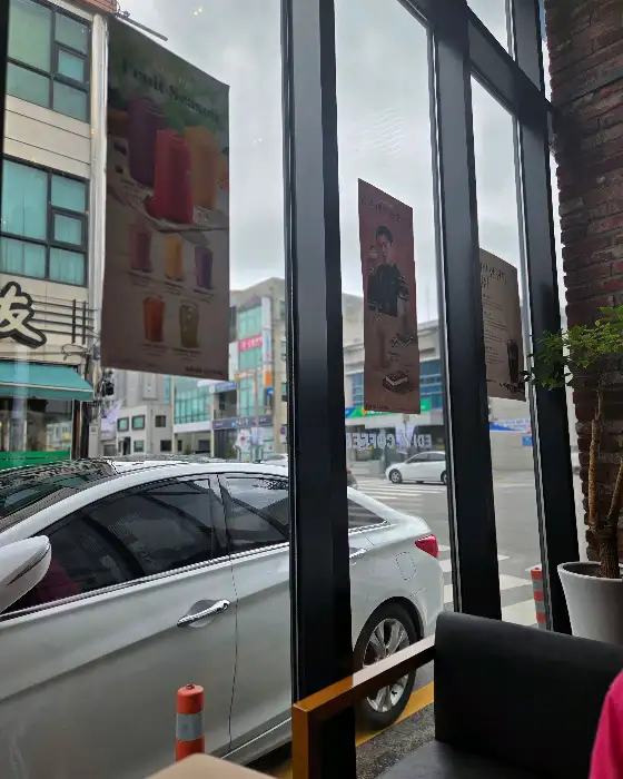 이디야 커피 매장 외부 광고 배너