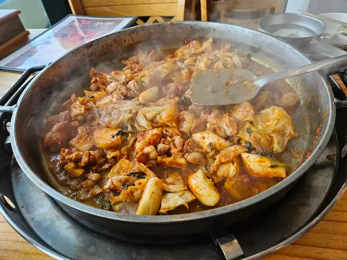 철판 위에서 익어가는 닭갈비