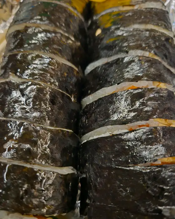 먹음직스럽게 썰린 김밥 단면
