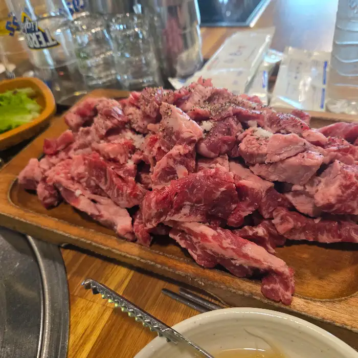 신선하고 먹음직스러운 돼지갈비와 소갈비살