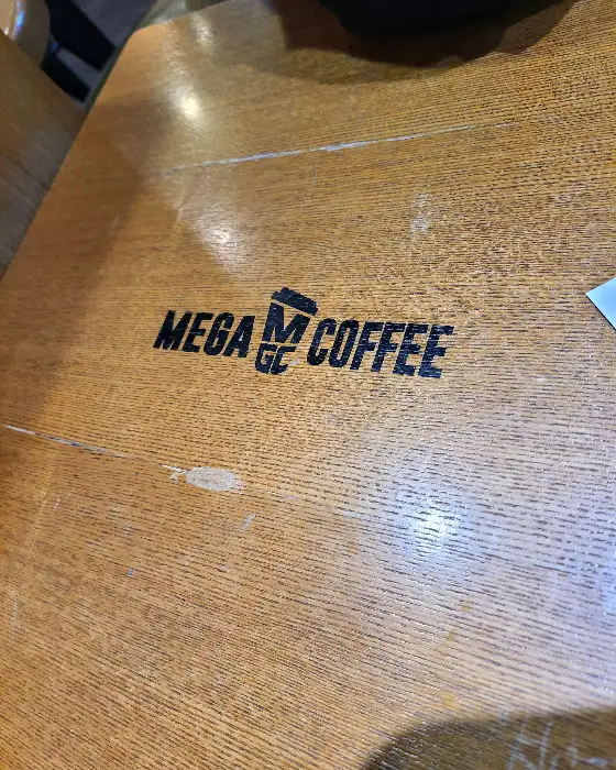 메가커피 테이블의 로고