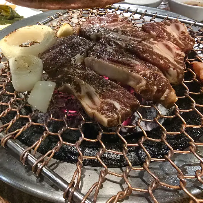 숯불 위에서 노릇하게 익어가는 대창