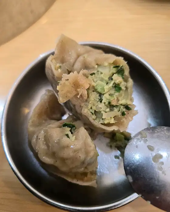 맛있게 반으로 갈라진 만두 속