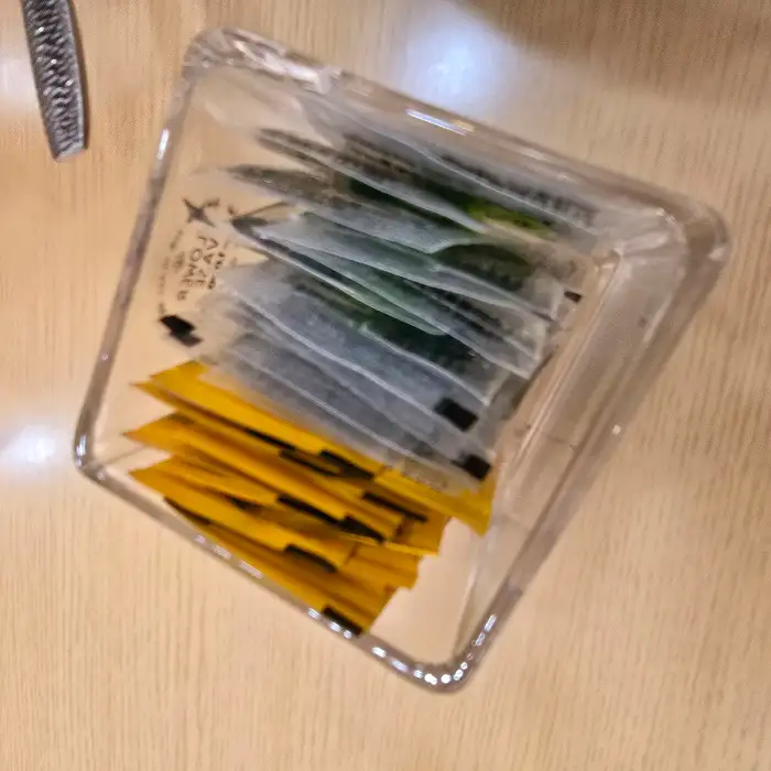 정갈하게 담긴 컵라면 스프들