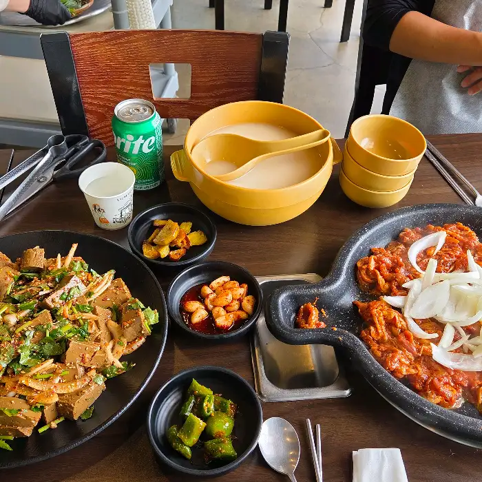 다양한 밑반찬과 오리불고기, 도토리묵이 차려진 식탁