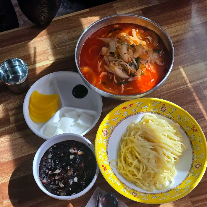 따뜻한 짬뽕 한 그릇과 곁들임