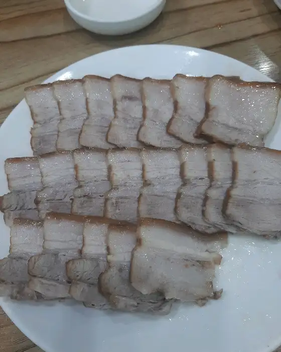 먹기 좋게 썰린 편육