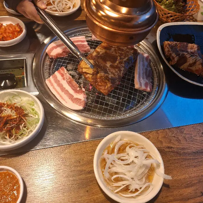 숯불 위에서 맛있게 구워지고 있는 돼지고기