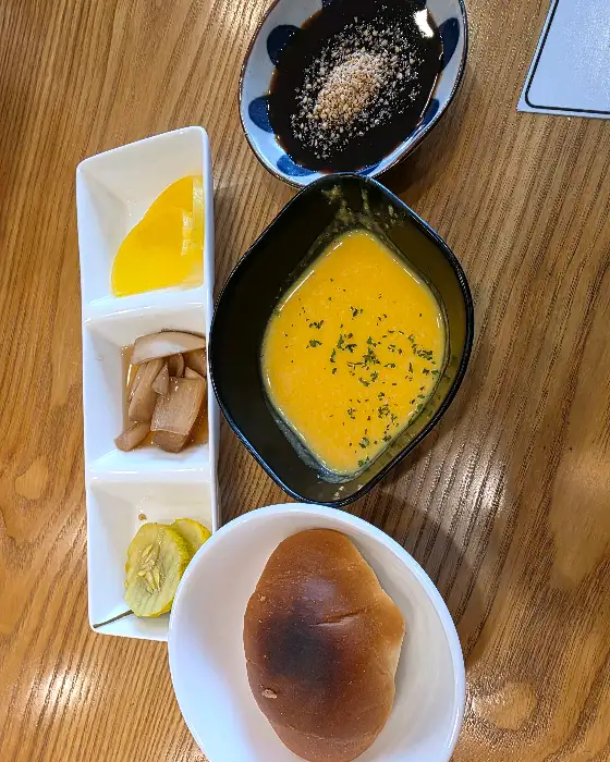 식전 빵과 단호박 스프