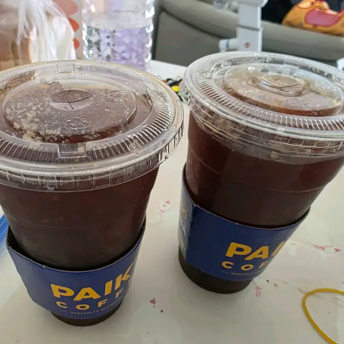 빽다방 아이스 아메리카노 두 잔과 사라다빵, 소프트 아이스크림 모습