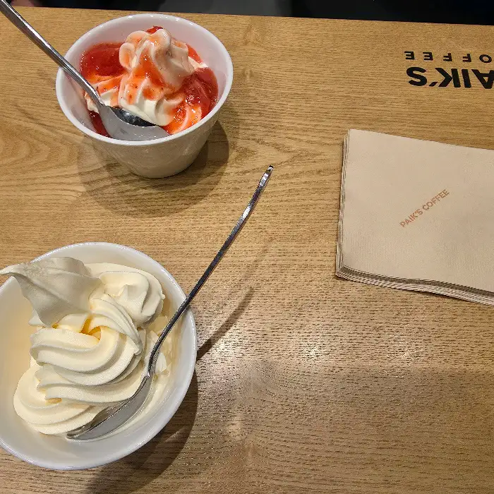 두 개의 그릇에 담긴 소프트 아이스크림 모습