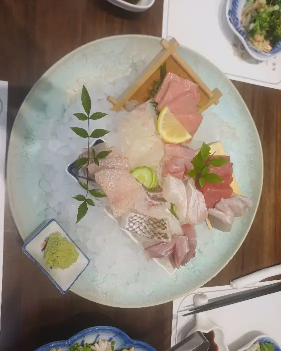 얼음 위에 놓인 신선한 회