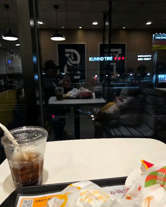 창밖 야경이 보이는 매장 내부 모습