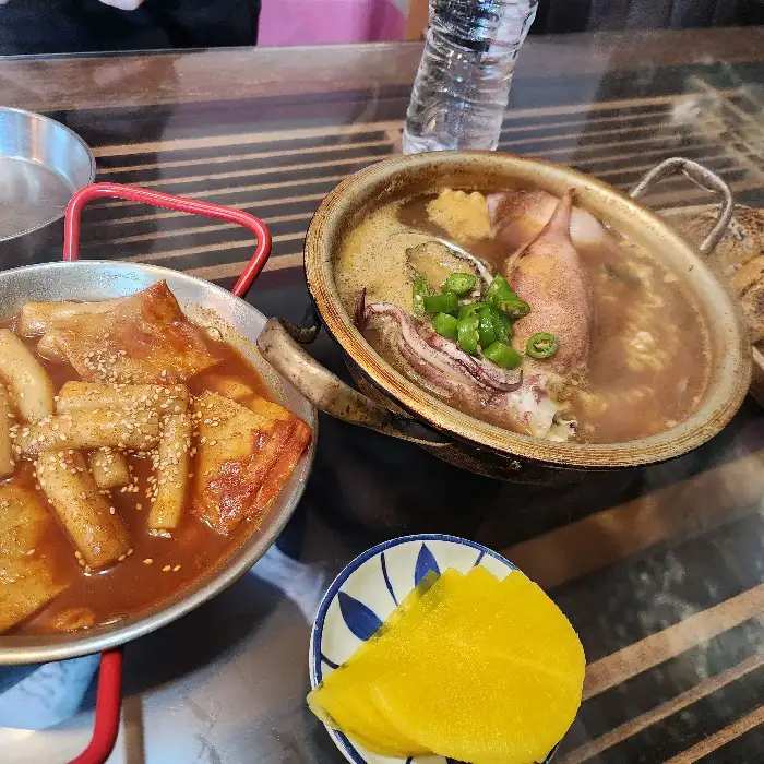식탁 위 음식들