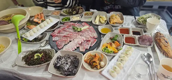 푸짐하게 차려진 활어회와 다양한 해산물 요리