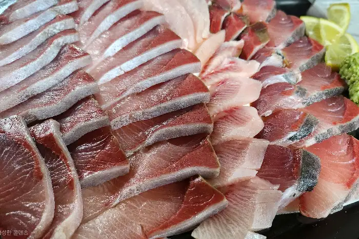 두툼하게 썰린 대방어회