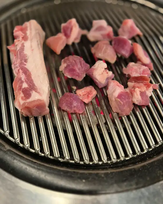 숯불 위에서 맛있게 익어가는 흑돼지 오겹살