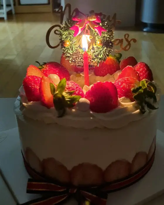 딸기와 생크림으로 장식된 크리스마스 케이크