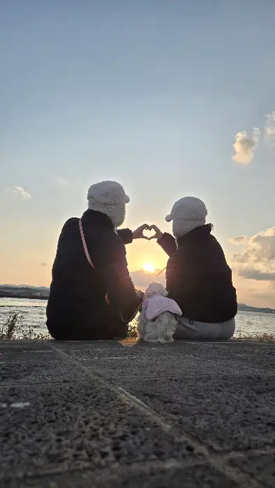 석양이 지는 풍경 속 연인