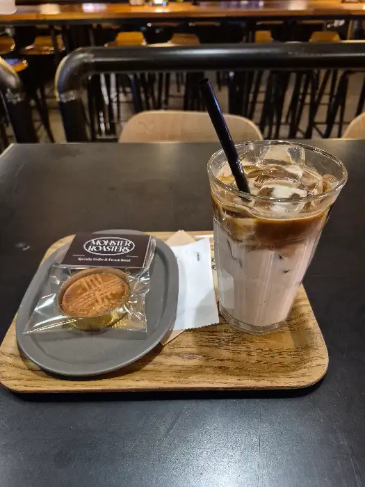 아이스 바닐라 라떼와 디저트