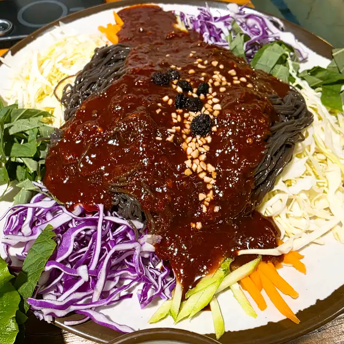 먹음직스러운 쟁반 막국수