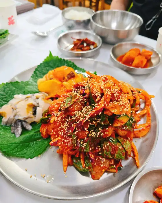 정갈하게 차려진 밑반찬과 우럭회무침