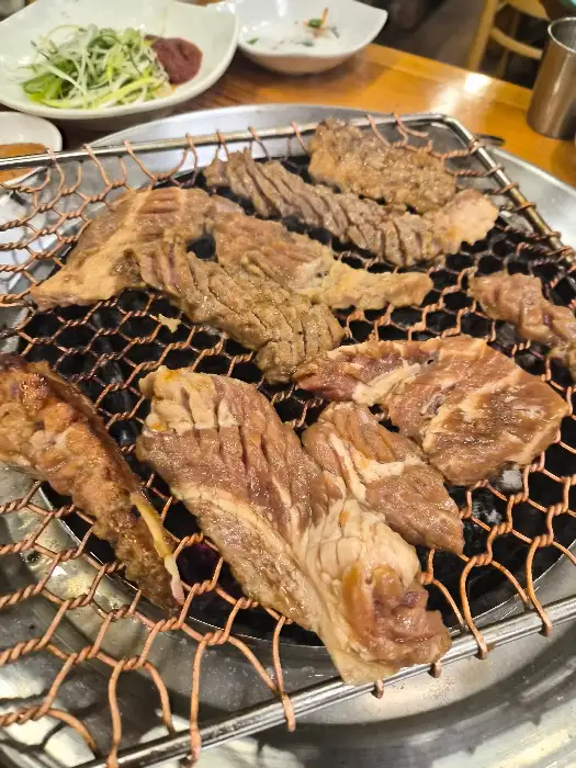 그릴 위에 올라간 푸짐한 돼지갈비