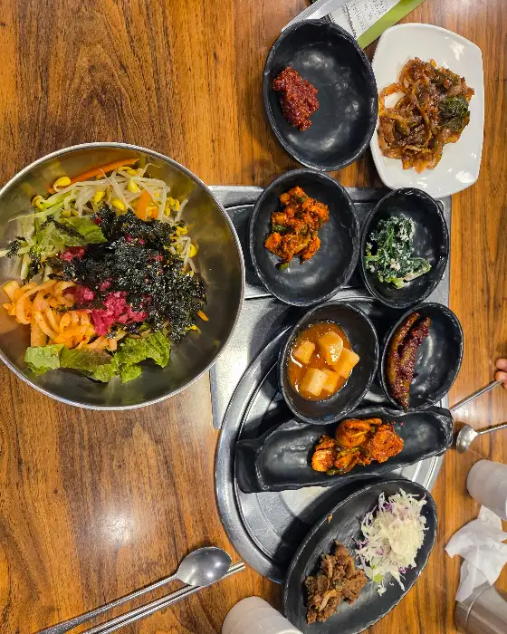 다양한 비빔밥 재료가 담긴 그릇