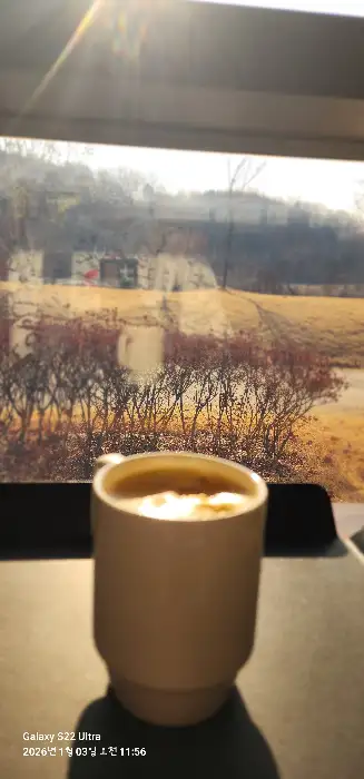 커피잔과 창밖 풍경