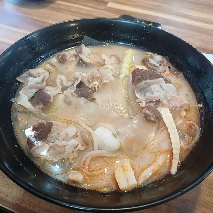 다양한 재료가 들어간 마라탕