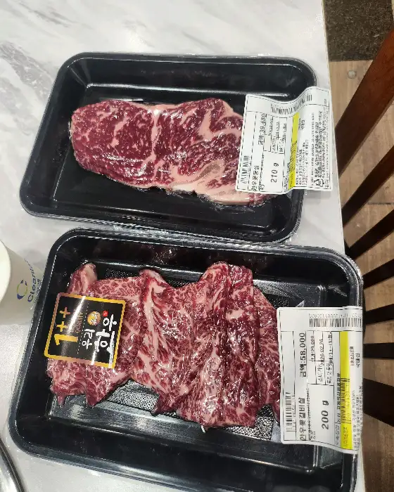 신선한 한우가 먹음직스럽게 담겨있는 모습