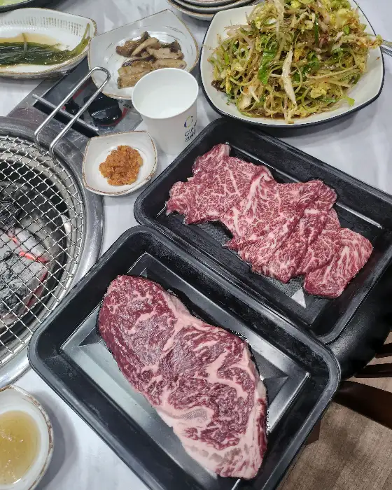 잘 구워진 한우와 곁들임 반찬들