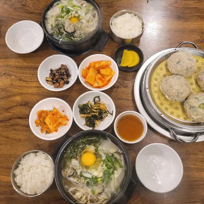 다양한 음식들이 차려진 테이블