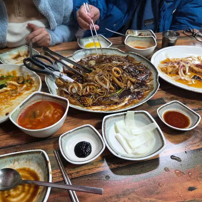 쟁반짜장 혹은 간짜장으로 보이는 면 요리