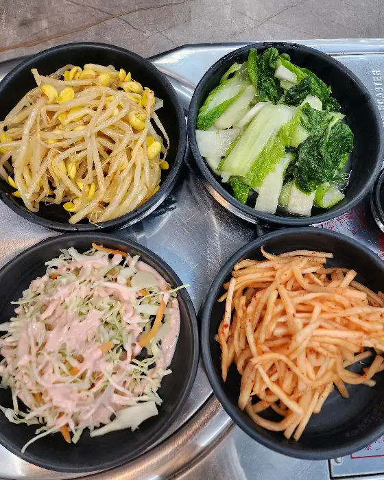 먹음직스러운 콩나물무침과 채소무침