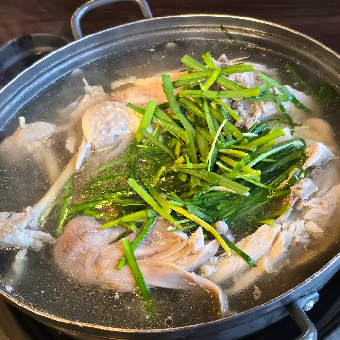 푸짐하게 차려진 오리백숙과 다양한 밑반찬