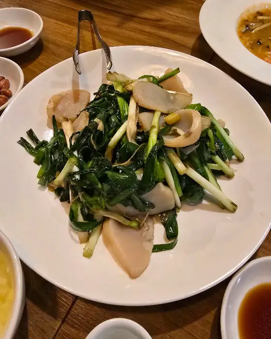 다양한 채소와 버섯, 해산물이 어우러진 요리