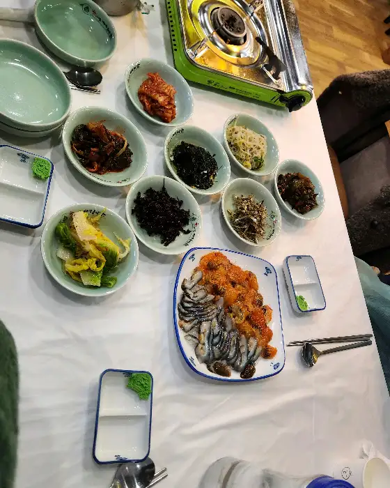 다양한 밑반찬들이 차려진 테이블 모습
