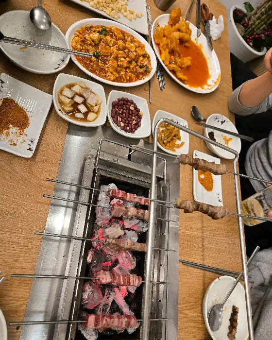 다양한 요리들과 함께 차려진 테이블
