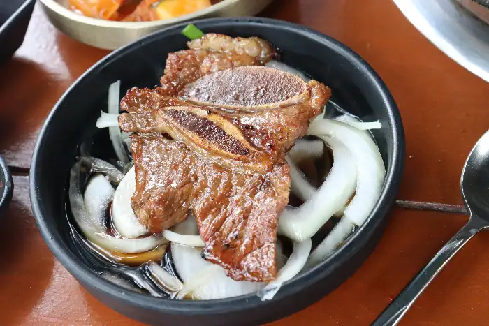 밑반찬과 함께 나온 갈비